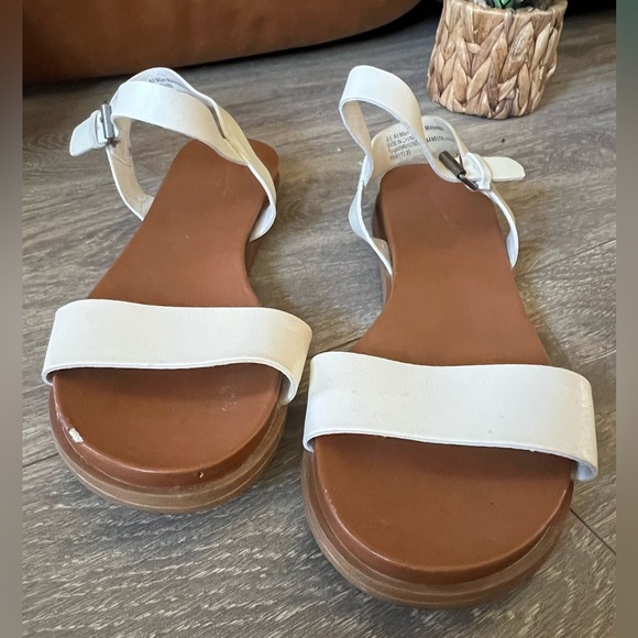 Universal Thread Nyla Ankle Strap Subtle Platform Sandals in White. Size 8.5 - Picture 2 of 7